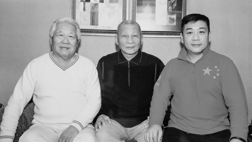 Me Ding Dahong au centre, Me Fu Shengyuan 1931-2017, à droite Me Fu Qingquan, à gauche - Les Maîtres du style Yang de Taiji Quan.