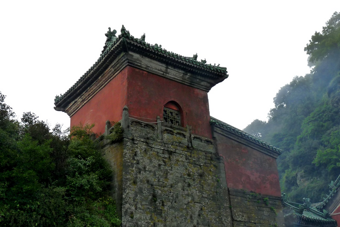 Wudang Shan, le berceau du Taoïsme -Chine 2009.  Le premier bâtiment taoïste à y être construit est la salle des Cinq Dragons, sous l'empereur Tang Taizong (627-649), au début de la dynastie Tang (618-907), puis les temples Taiyi et Yanchang. En 869 fut ajouté le temple Weiwu Gong. Sous le règne de l’empereur Song Zhenzong (dynastie Song), la salle des Cinq Dragons est transformée en temple des Cinq Dragons en 10181.  On attribue parfois à Zhang Sanfeng l'apport des arts martiaux taoïstes aux monts Wudang.  Beaucoup ont été construits ou réparés sur ordre de l'empereur Chengzu des Ming qui avaient une révérence particulière pour le dieu principal du mont, Zhenwu.